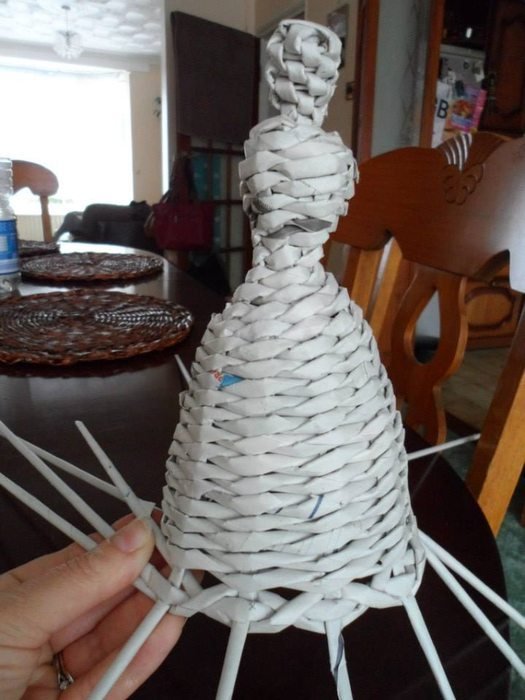 How to make newspaper weaving doll - Simple Craft Ideas