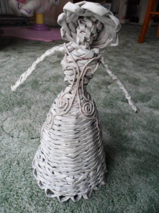 How to make newspaper weaving doll - Simple Craft Ideas