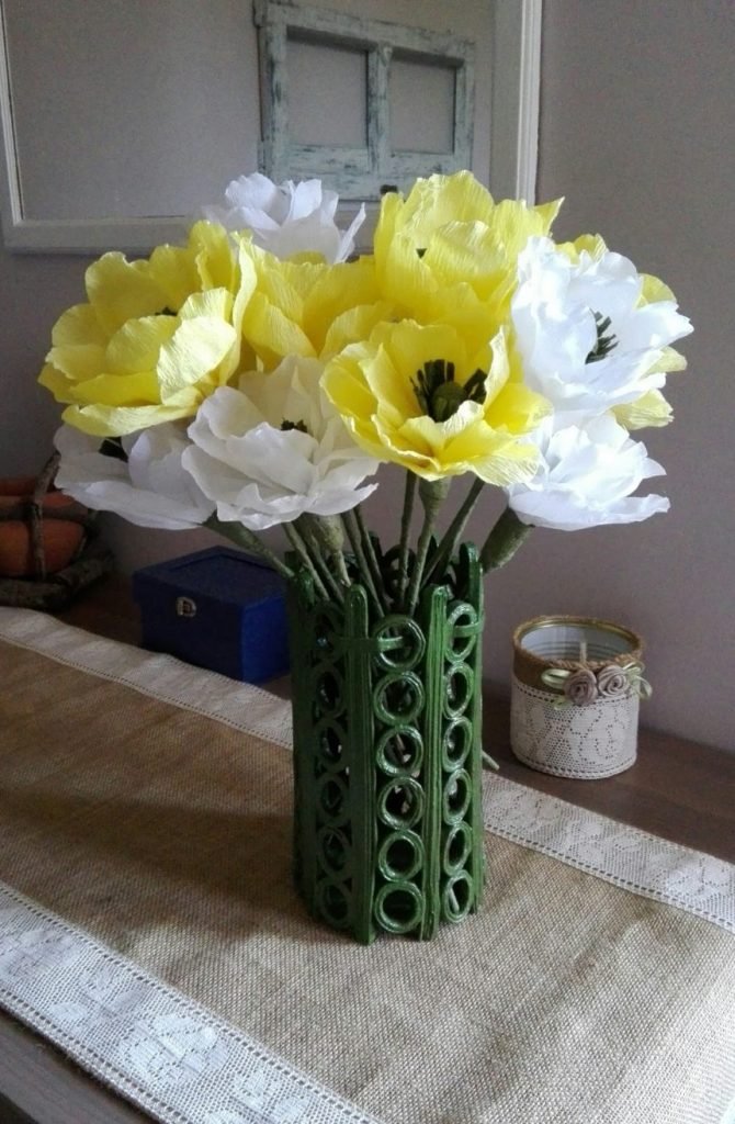  vase with paper straws
