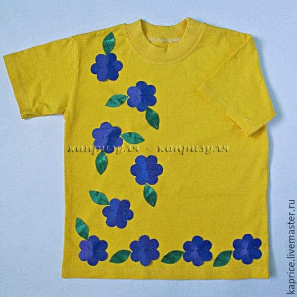 applique on the children's yellow t-shirt