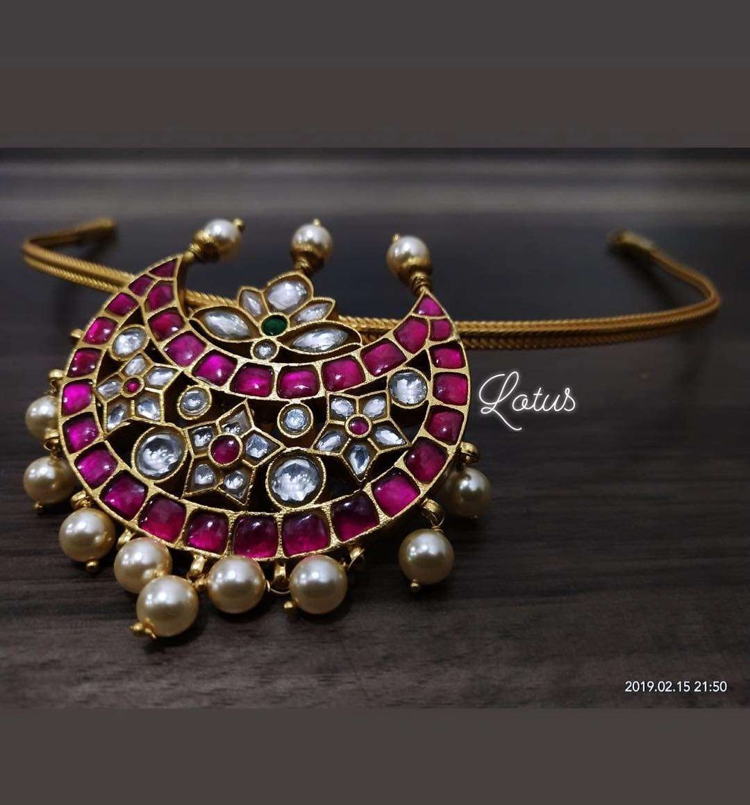 The Sleek Choker Trend