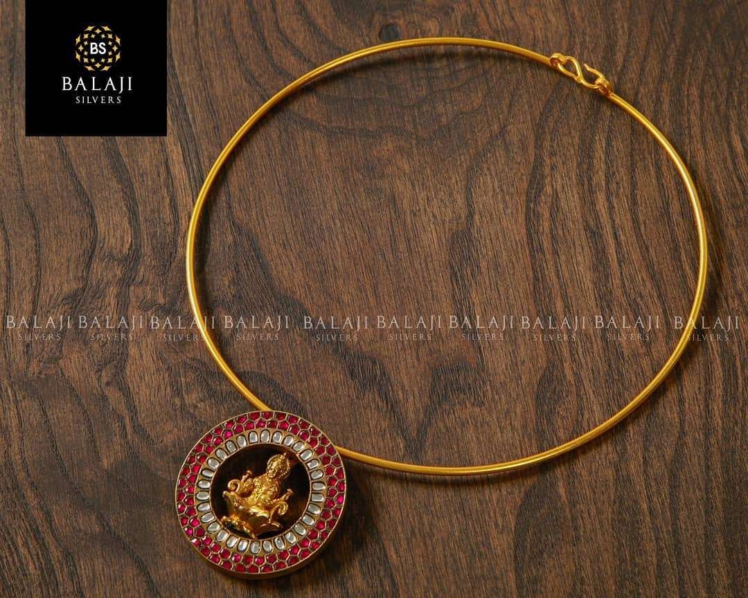 The Sleek Choker Trend