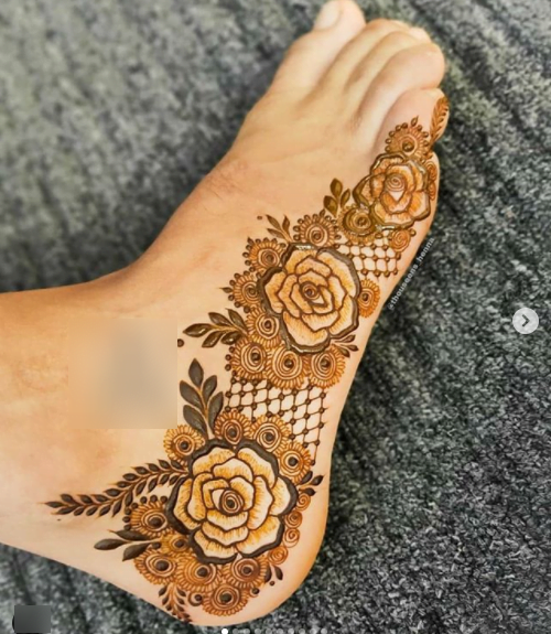 Simple feet mehndi design