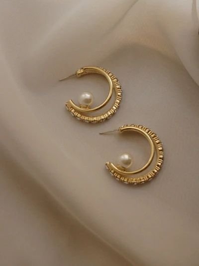 Simple gold earring design