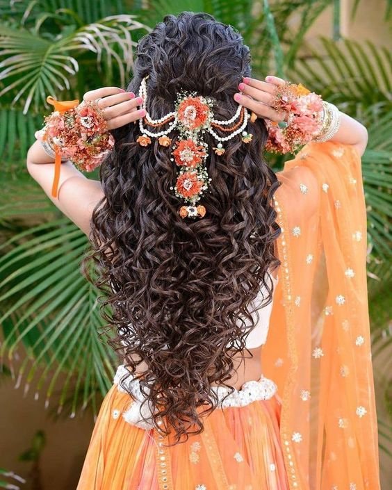 Stunnning curly hair styles idea for Indian wedding function