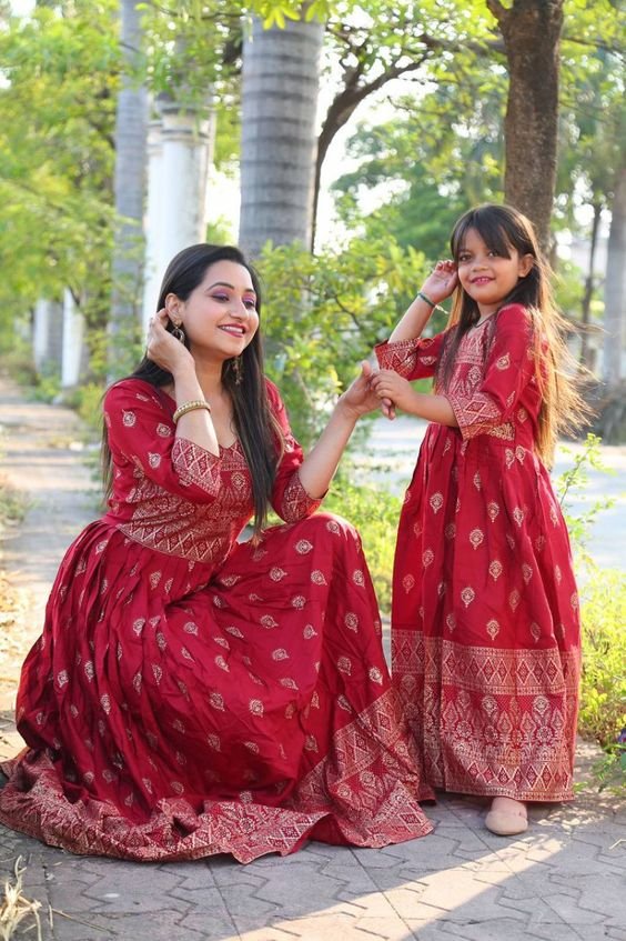 Matching mother daughter dresses (1)