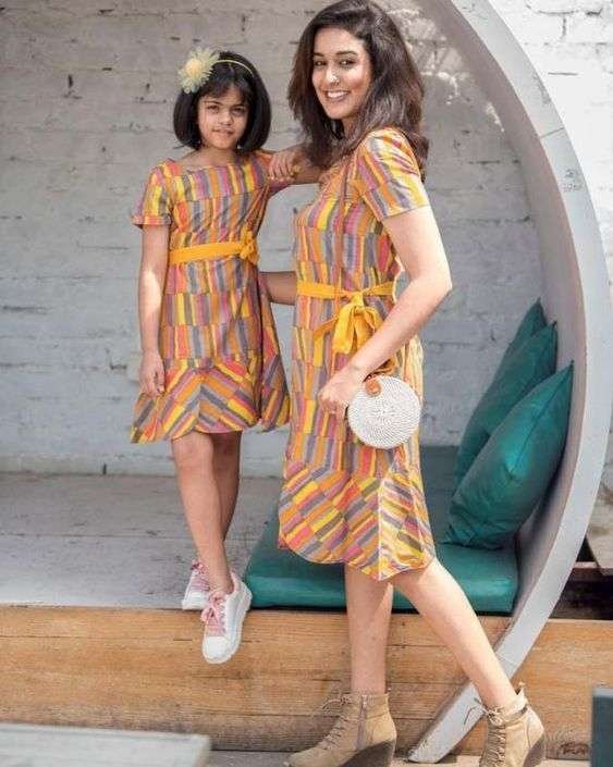 Mother and Daughter Same Dress Designing Ideas (10)