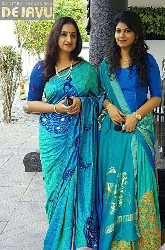 Mother and Daughter Same Dress Designing Ideas (2)