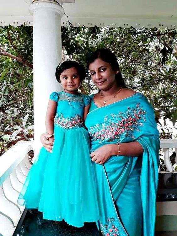 Mother and Daughter Same Dress Designing Ideas (3)