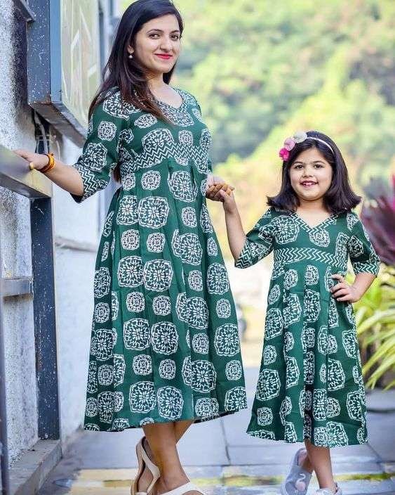 Mother and Daughter Same Dress Designing Ideas (8)