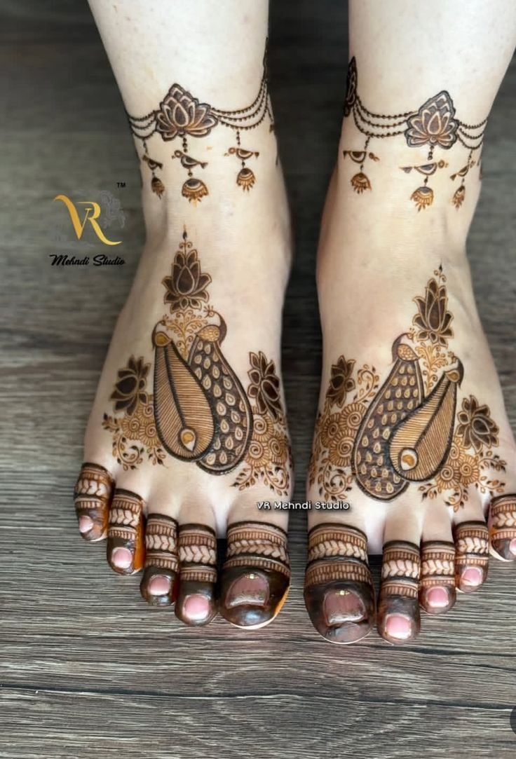 Stunning Peacock Foot Mehndi 4